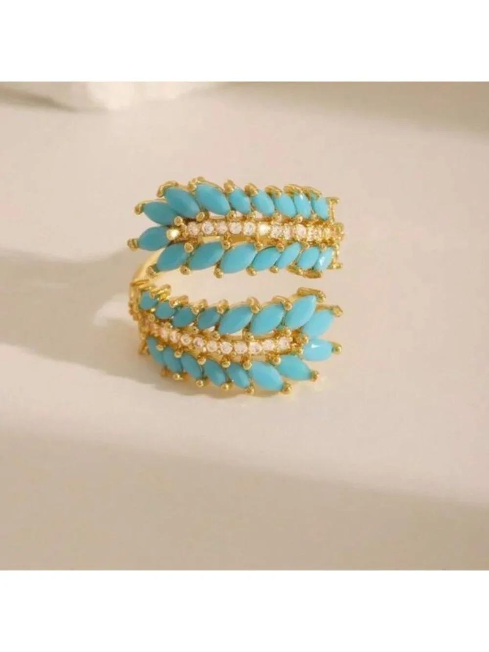 Elegant Turquoise and Gold Ring Q192